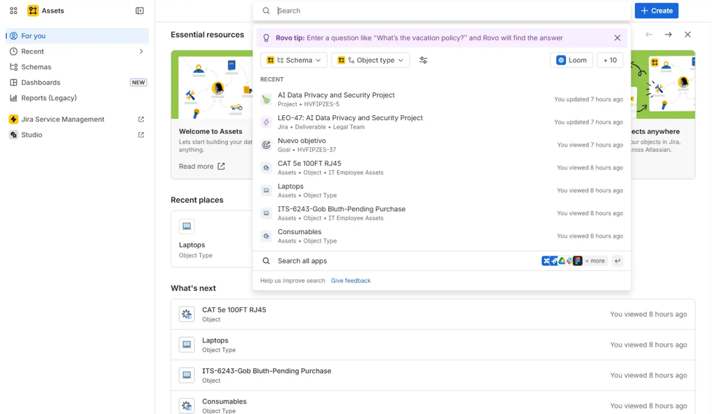 Jira Assets-Übersicht im Schema 'Data Center Security &amp; Privacy' mit Objekten wie Laptops in Status pending und kürzliche Änderungen.
